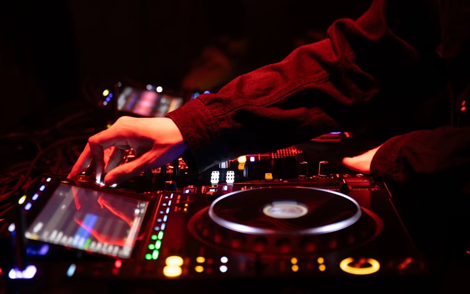 DJ pracujący przy profesjonalnej konsolecie